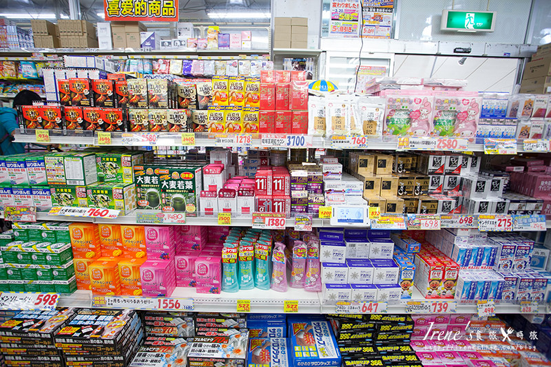 【沖繩－購物】小祿站旁超便宜的百元藥妝店/零食、玩具、藥妝通通有/可以安排跟AEON以及AEON超市一起逛．大國百元藥妝店 @Irene&#039;s 食旅．時旅