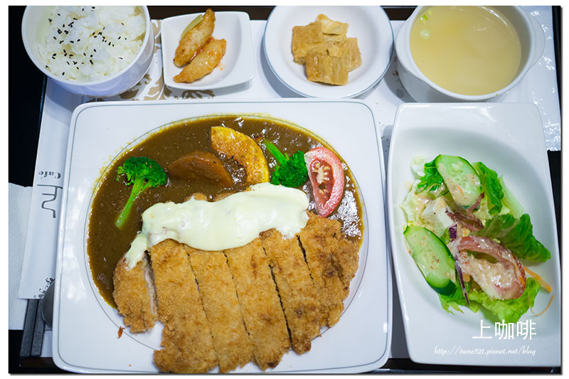 【桃園】環境好、氣氛佳、餐點美味，豬排跟鬆餅都好吃的令人回味無窮．上咖啡