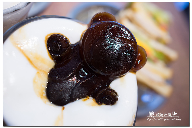 【三重】立體拉花看膩了嗎，來看熊泡澡咖啡好療癒．餓店碳烤吐司