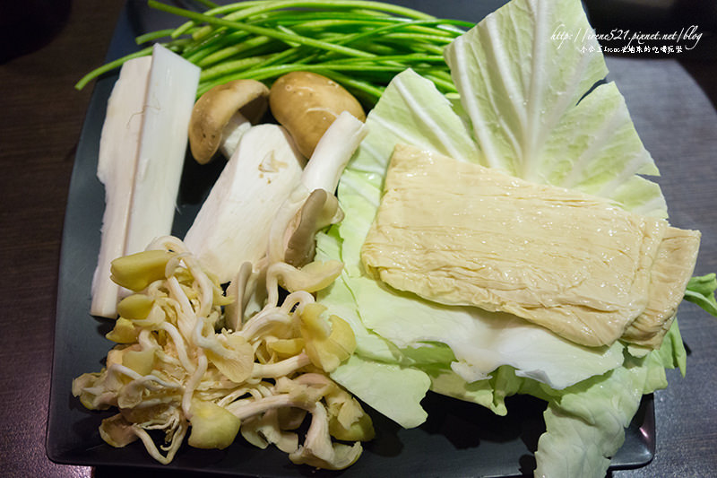 【台北大安區】比臉還大的火鍋肉片，百種的火鍋食材．蒙古紅 蒙古火鍋