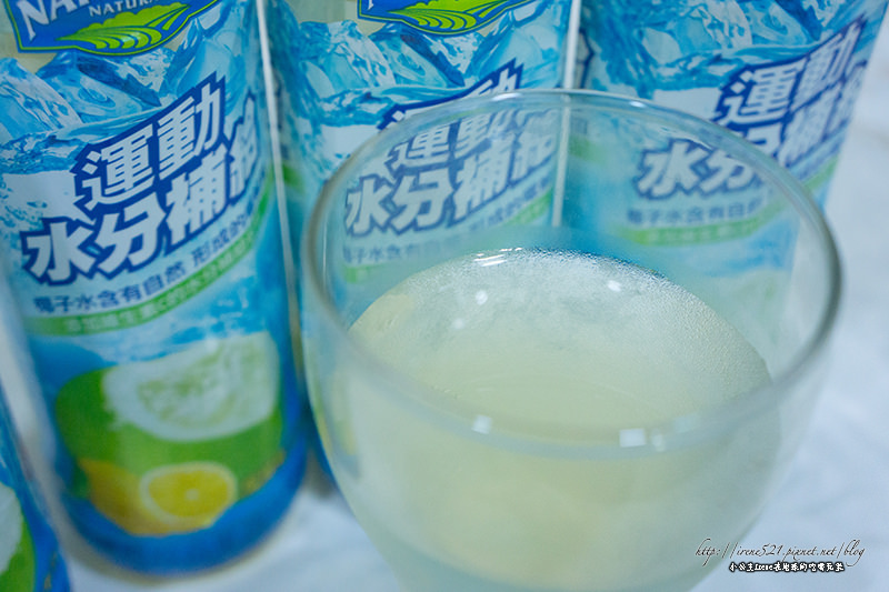 【包裝飲料】輕巧隨身瓶，綜合果汁好滋味．愛之味