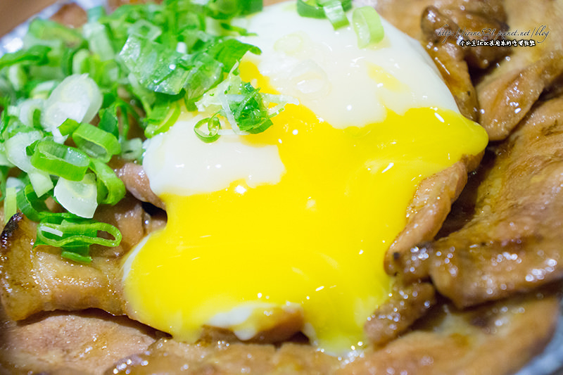 【蘆洲】料多滿足，可惜白飯不夠到位．滿燒肉丼食堂