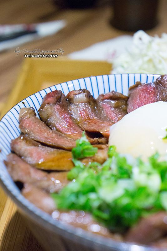 【蘆洲】料多滿足，可惜白飯不夠到位．滿燒肉丼食堂