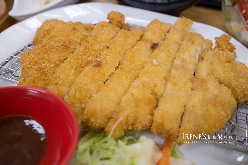 【台南】夢時代旁平價超值的定食人氣店，百元定食哪裡找．小知定食屋