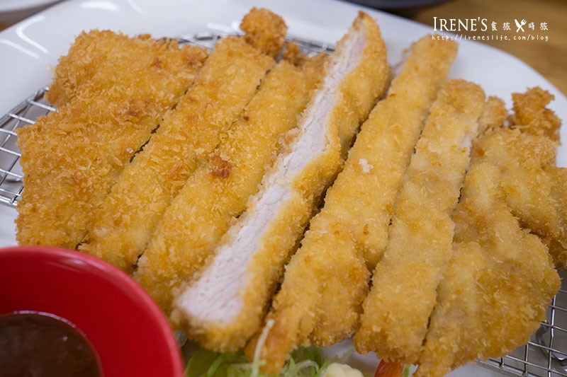 【台南】夢時代旁平價超值的定食人氣店，百元定食哪裡找．小知定食屋