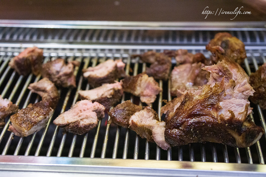 即時熱門文章：【台北中山區】豪邁烤羊腿、羊肋排端上桌，就是讓你大口吃肉．碳花台北(原羴一羴)