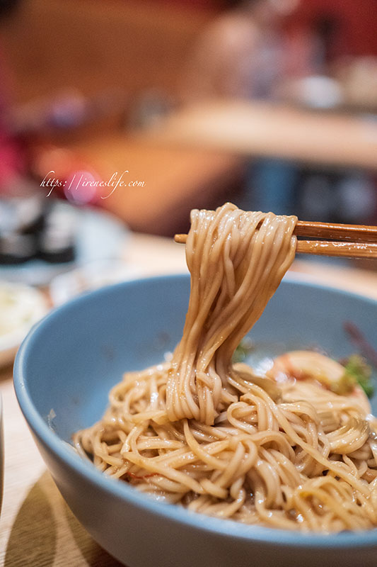 【台北松山區】富錦街美食，來自宜蘭30年的老麵店，民生社區文青登場．鬧聚 HUBBUB