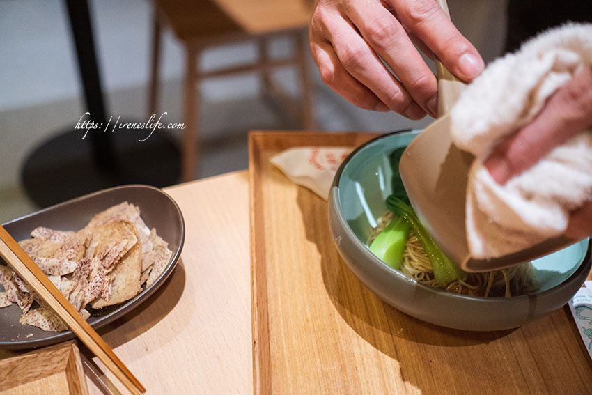 【台北松山區】富錦街美食，來自宜蘭30年的老麵店，民生社區文青登場．鬧聚 HUBBUB