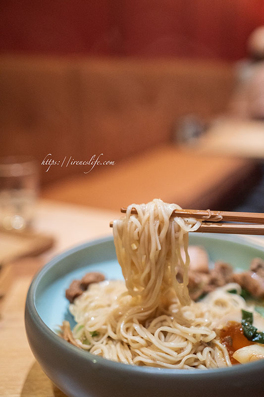 【台北松山區】富錦街美食，來自宜蘭30年的老麵店，民生社區文青登場．鬧聚 HUBBUB