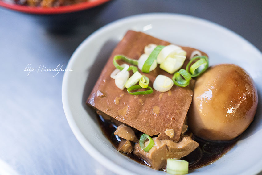 【三重】皮薄辣勁足的好吃炒手，拉麵麵條超Q、滷肉飯也很到位．陳家二姐炒手