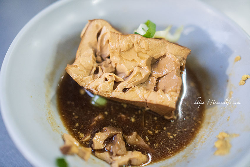 【三重】皮薄辣勁足的好吃炒手，拉麵麵條超Q、滷肉飯也很到位．陳家二姐炒手