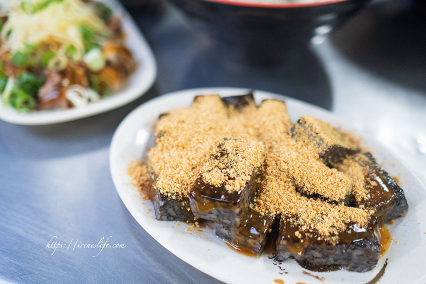 【三重】皮薄辣勁足的好吃炒手，拉麵麵條超Q、滷肉飯也很到位．陳家二姐炒手