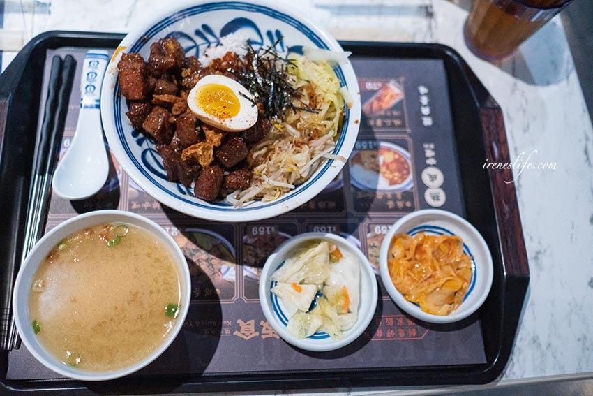 【台北內湖區】內湖家樂福美食，台式經典小吃蚵仔酥變丼飯！麻婆臭豆腐融合咖哩超創新．賣飯食