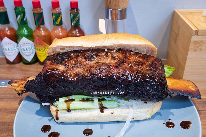 即時熱門文章：台北最浮誇的漢堡，無法一口咬下的霸氣帶骨牛小排漢堡！一份兩種吃法，份量大到可以兩人享用．Fa Burger
