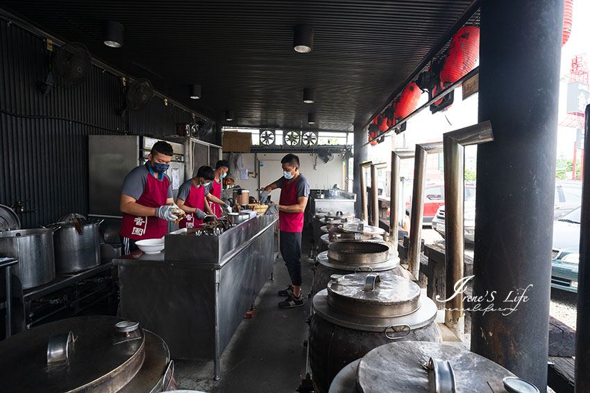 來自台南關子嶺總店的好吃甕缸雞，超人氣美食還設停車場，3500多則評論高達4.3顆星，皮脆肉嫩多汁超迷人