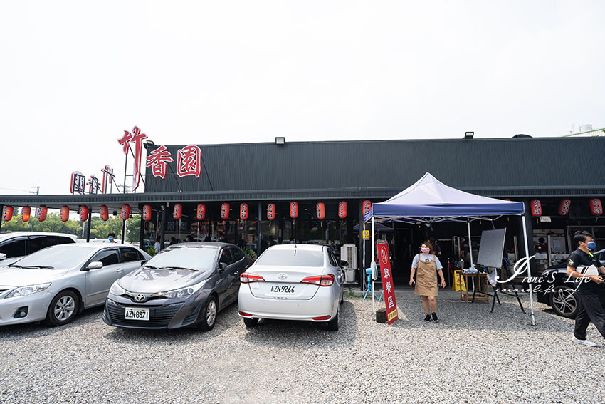 來自台南關子嶺總店的好吃甕缸雞，超人氣美食還設停車場，3500多則評論高達4.3顆星，皮脆肉嫩多汁超迷人