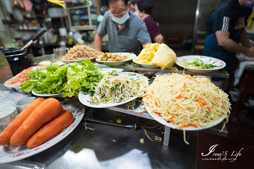 朴子第一市場美食｜80年老店冰果室，超大一份潤餅只要45元，配料還加入炒麵！吃一捲飽翻天