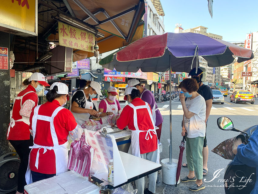 三重手工現包黑豬肉水餃，一出攤就大排長龍，買不到生水餃可以到對面買現煮水餃喲(還有賣煎餃)