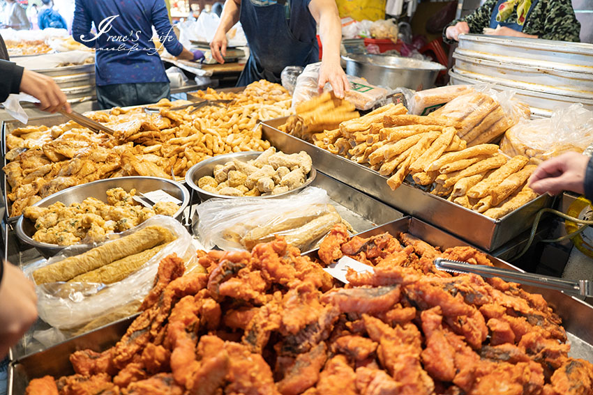 基隆仁愛市場美食｜超人氣現做現賣天婦羅，攤前總是擠滿人潮，排隊人龍甚至直接排上二樓