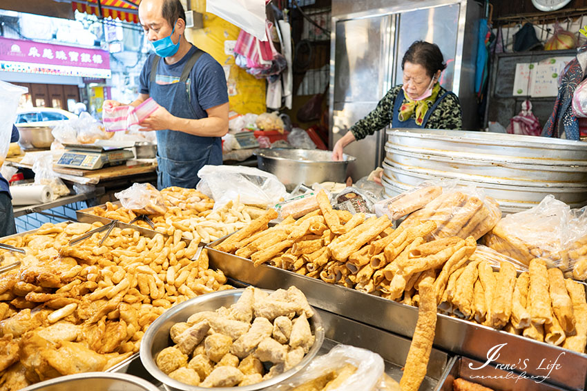 基隆仁愛市場美食｜超人氣現做現賣天婦羅，攤前總是擠滿人潮，排隊人龍甚至直接排上二樓