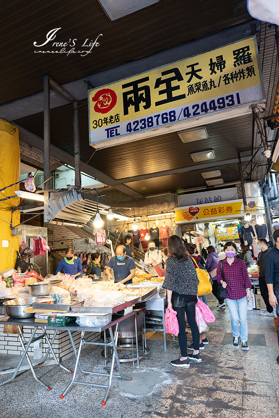 基隆仁愛市場美食｜超人氣現做現賣天婦羅，攤前總是擠滿人潮，排隊人龍甚至直接排上二樓