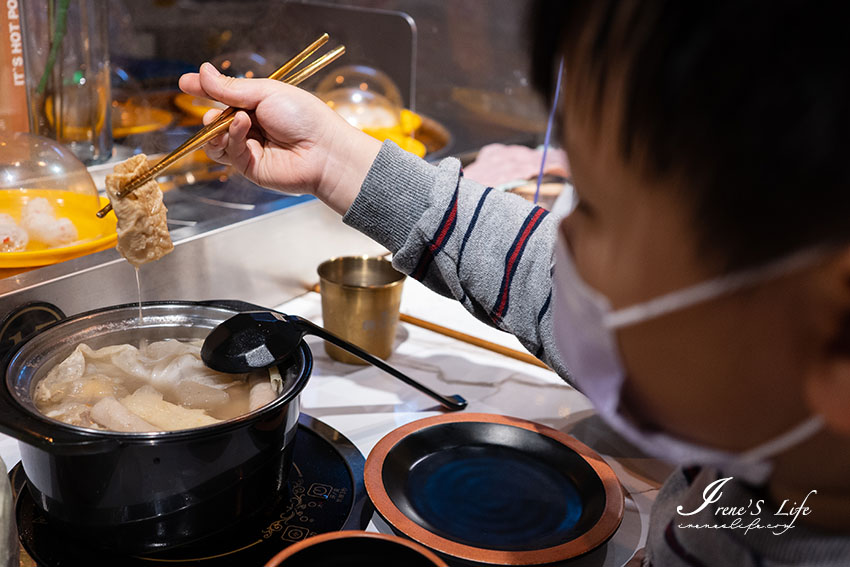 蘆洲美食｜新開幕迴轉火鍋店，一盤40元起，想吃什麼就拿什麼，內用還有飲料無限喝