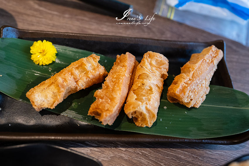 皇上吉祥！華麗宮廷風火鍋店，免費美甲、按摩椅、兒童遊戲區、變臉表演，還有16種口味的哈根達斯吃到飽