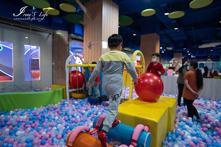 大人小孩都適合的景點｜台灣最大室內親子樂園，宙影幻鏡挑戰視覺震撼，網紅網美必拍夢幻打卡景點