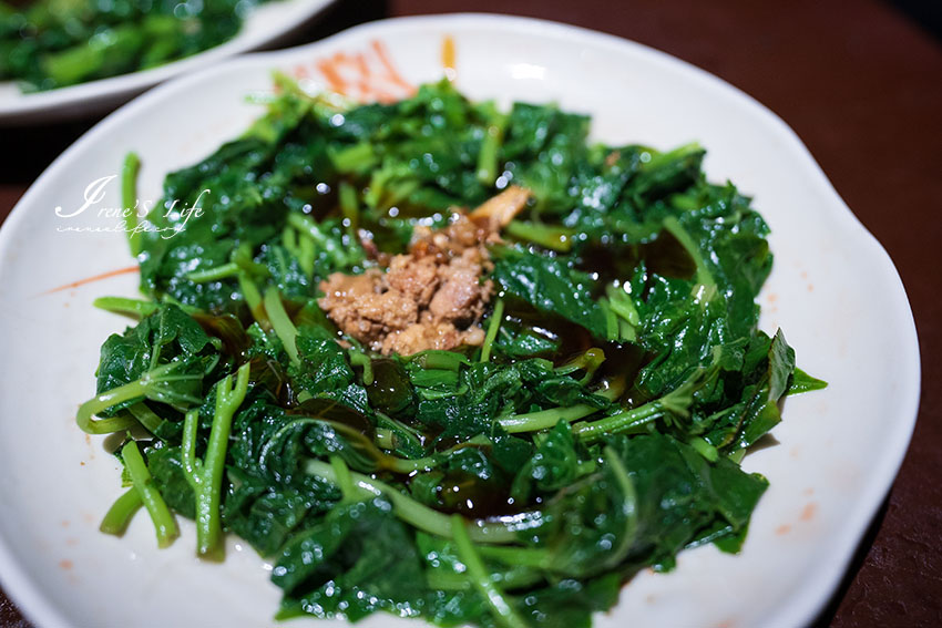 在巴洛克式風格的老鎮長洋房老宅內吃道地客家麵食，人潮不間斷的在地排隊美食，還有提供停車位