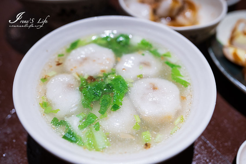 在巴洛克式風格的老鎮長洋房老宅內吃道地客家麵食，人潮不間斷的在地排隊美食，還有提供停車位