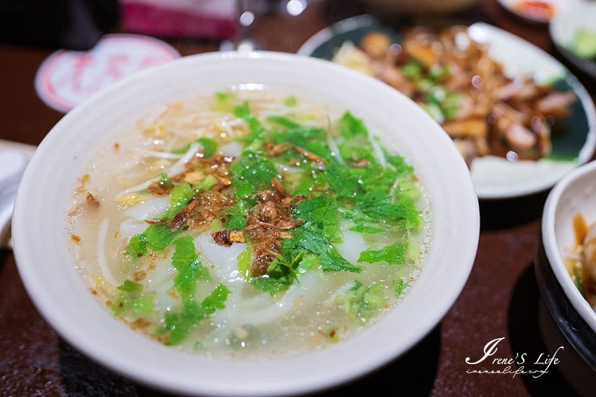 在巴洛克式風格的老鎮長洋房老宅內吃道地客家麵食，人潮不間斷的在地排隊美食，還有提供停車位