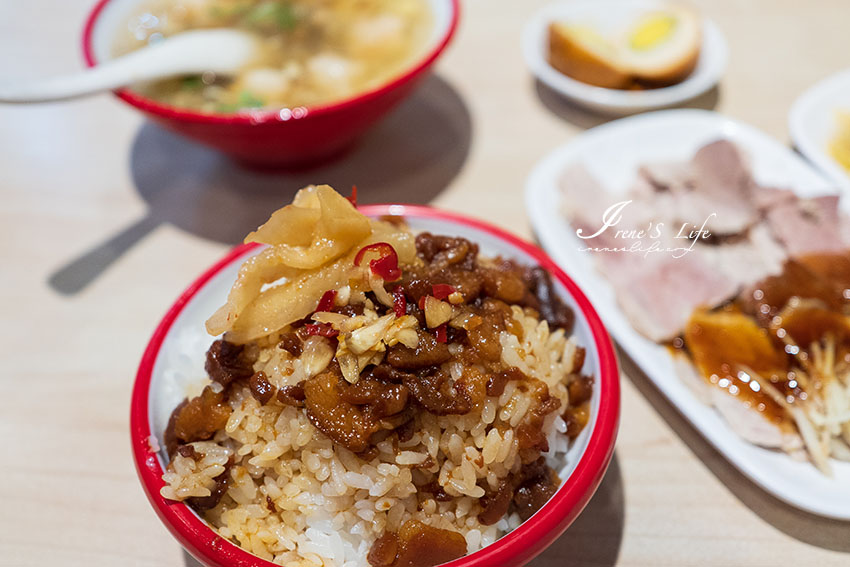蘆洲好吃魯肉飯，像極三重店小二的新豪記，必吃魯肉飯、蝦仁羹，還要淋上辣椒醬油！