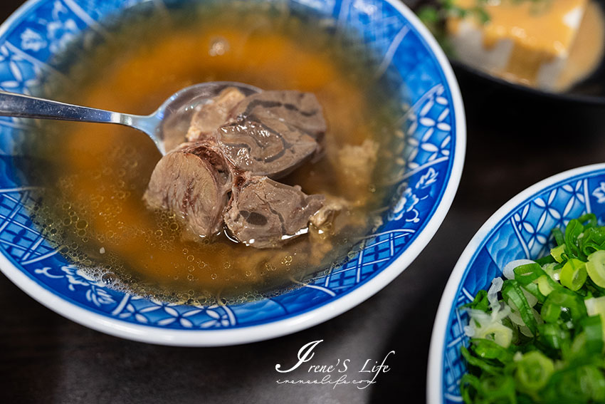 古早味小吃超驚喜，銷魂爆漿牛B飯，炙燒比目魚搭配魯肉飯的海陸雙響，台式丼飯好厲害