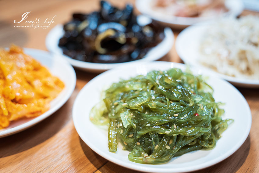 萬華用台灣本土溫體牛製作的牛肉麵，口味創新且獨特，溏心牛滷飯邪惡度爆棚，牛雜、牛腸、牛肚等各式滷味小菜太澎拜