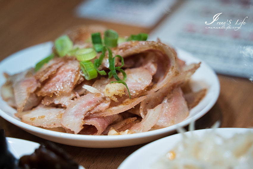 萬華用台灣本土溫體牛製作的牛肉麵，口味創新且獨特，溏心牛滷飯邪惡度爆棚，牛雜、牛腸、牛肚等各式滷味小菜太澎拜