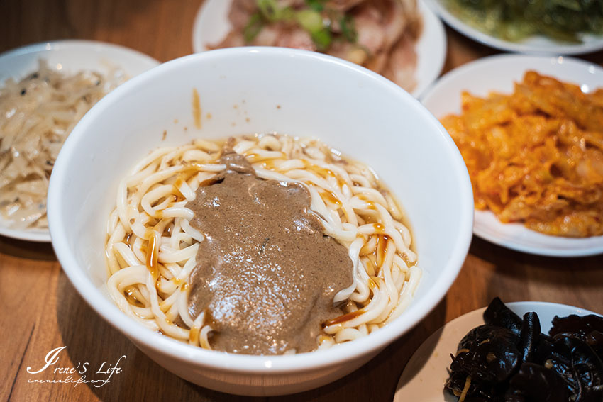 萬華用台灣本土溫體牛製作的牛肉麵，口味創新且獨特，溏心牛滷飯邪惡度爆棚，牛雜、牛腸、牛肚等各式滷味小菜太澎拜