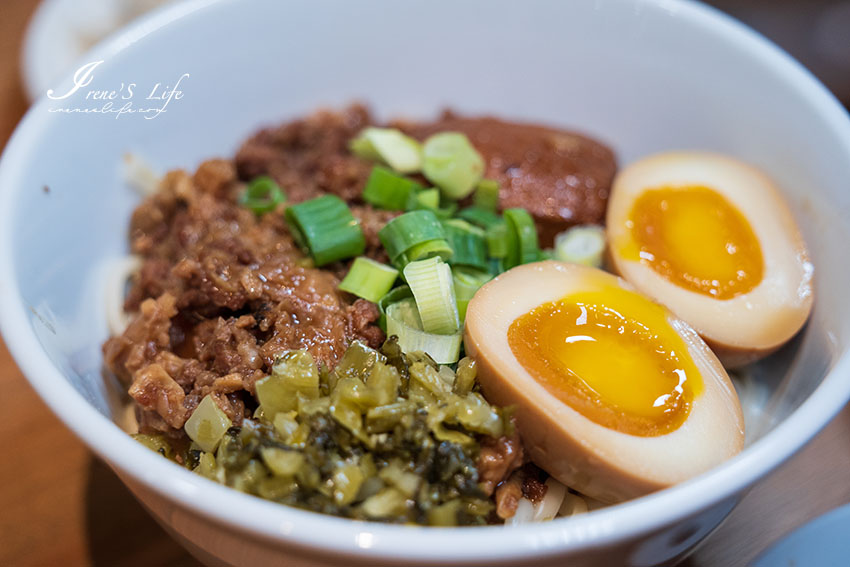 萬華用台灣本土溫體牛製作的牛肉麵，口味創新且獨特，溏心牛滷飯邪惡度爆棚，牛雜、牛腸、牛肚等各式滷味小菜太澎拜