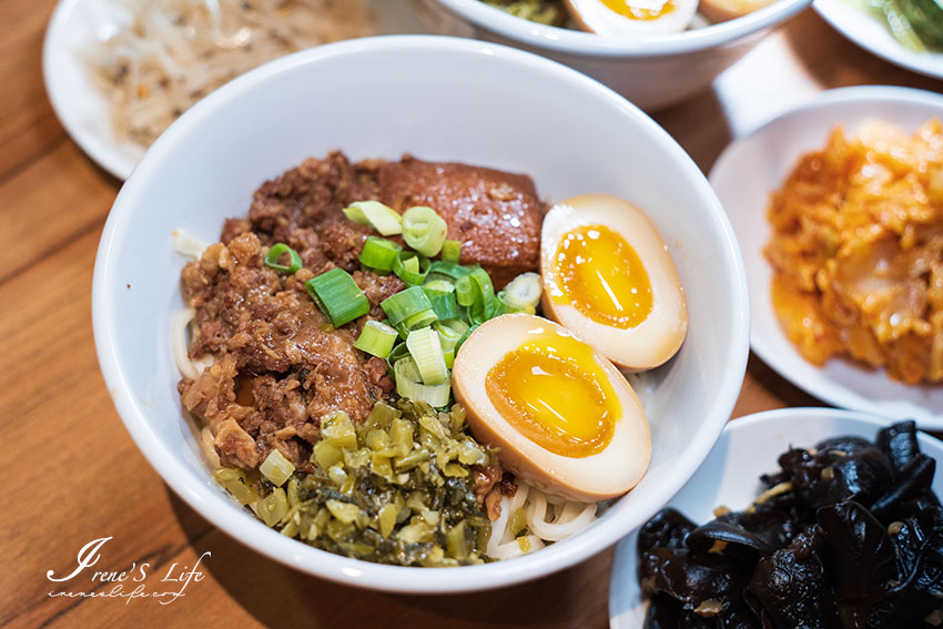 萬華用台灣本土溫體牛製作的牛肉麵，口味創新且獨特，溏心牛滷飯邪惡度爆棚，牛雜、牛腸、牛肚等各式滷味小菜太澎拜