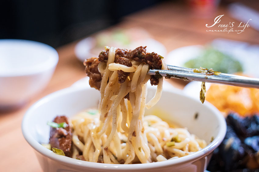 萬華用台灣本土溫體牛製作的牛肉麵，口味創新且獨特，溏心牛滷飯邪惡度爆棚，牛雜、牛腸、牛肚等各式滷味小菜太澎拜