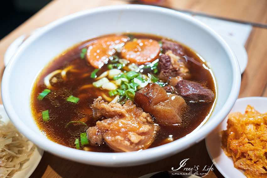 萬華用台灣本土溫體牛製作的牛肉麵，口味創新且獨特，溏心牛滷飯邪惡度爆棚，牛雜、牛腸、牛肚等各式滷味小菜太澎拜