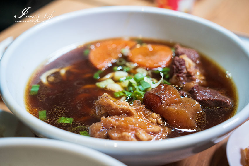 萬華用台灣本土溫體牛製作的牛肉麵，口味創新且獨特，溏心牛滷飯邪惡度爆棚，牛雜、牛腸、牛肚等各式滷味小菜太澎拜