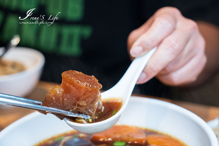 萬華用台灣本土溫體牛製作的牛肉麵，口味創新且獨特，溏心牛滷飯邪惡度爆棚，牛雜、牛腸、牛肚等各式滷味小菜太澎拜