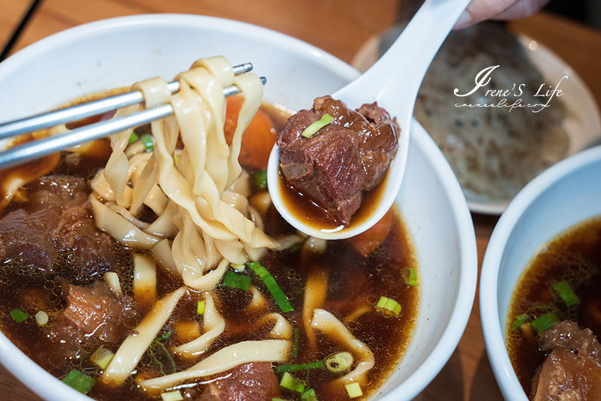 萬華用台灣本土溫體牛製作的牛肉麵，口味創新且獨特，溏心牛滷飯邪惡度爆棚，牛雜、牛腸、牛肚等各式滷味小菜太澎拜