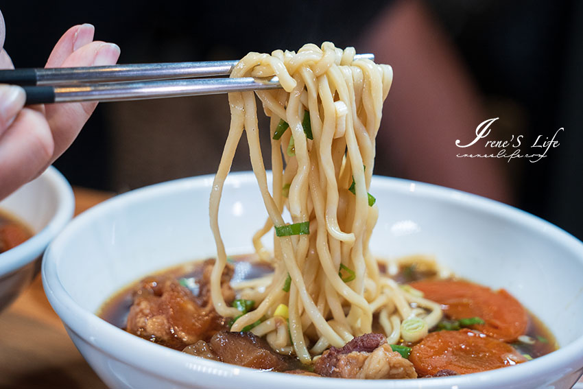 萬華用台灣本土溫體牛製作的牛肉麵，口味創新且獨特，溏心牛滷飯邪惡度爆棚，牛雜、牛腸、牛肚等各式滷味小菜太澎拜