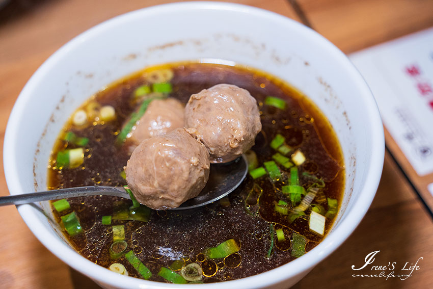 萬華用台灣本土溫體牛製作的牛肉麵，口味創新且獨特，溏心牛滷飯邪惡度爆棚，牛雜、牛腸、牛肚等各式滷味小菜太澎拜