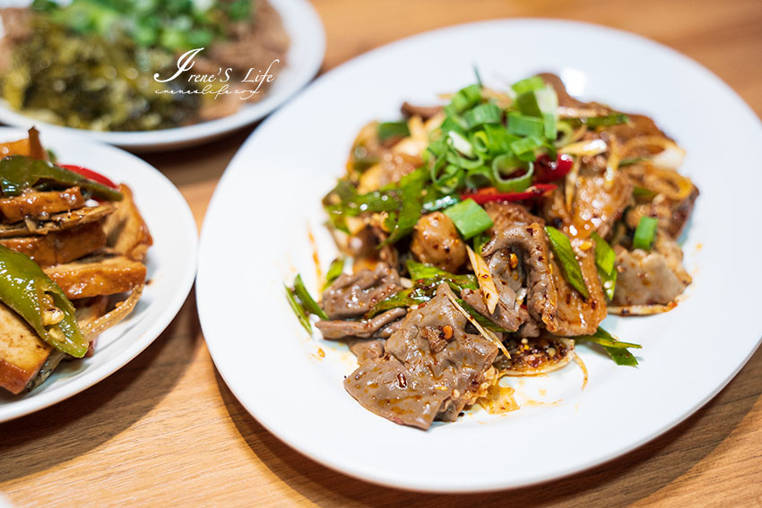 萬華用台灣本土溫體牛製作的牛肉麵，口味創新且獨特，溏心牛滷飯邪惡度爆棚，牛雜、牛腸、牛肚等各式滷味小菜太澎拜