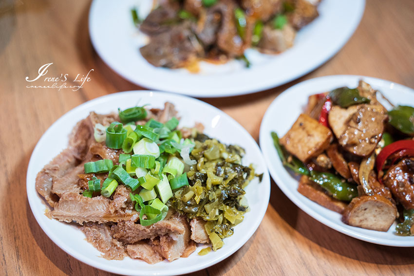 萬華用台灣本土溫體牛製作的牛肉麵，口味創新且獨特，溏心牛滷飯邪惡度爆棚，牛雜、牛腸、牛肚等各式滷味小菜太澎拜