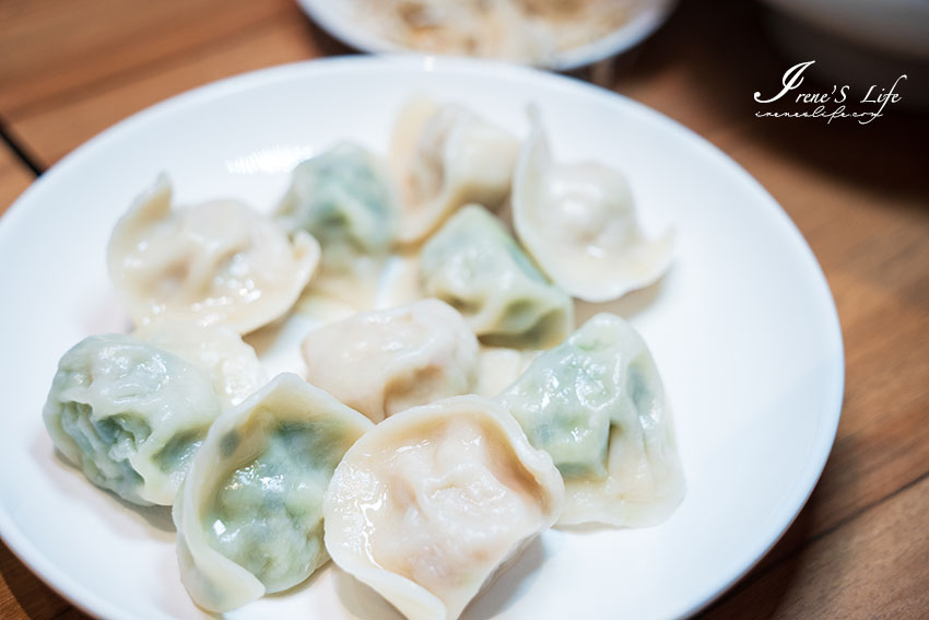 萬華用台灣本土溫體牛製作的牛肉麵，口味創新且獨特，溏心牛滷飯邪惡度爆棚，牛雜、牛腸、牛肚等各式滷味小菜太澎拜