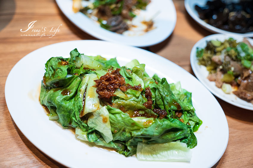 萬華用台灣本土溫體牛製作的牛肉麵，口味創新且獨特，溏心牛滷飯邪惡度爆棚，牛雜、牛腸、牛肚等各式滷味小菜太澎拜