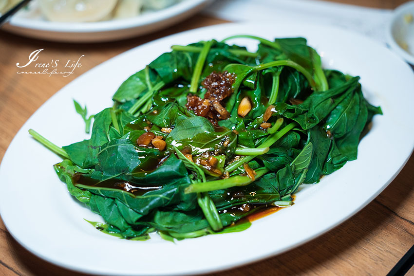 萬華用台灣本土溫體牛製作的牛肉麵，口味創新且獨特，溏心牛滷飯邪惡度爆棚，牛雜、牛腸、牛肚等各式滷味小菜太澎拜